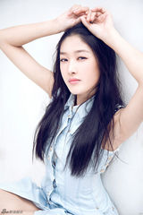 组图：王双签约何晟铭工作室 曝夏日小清新写真