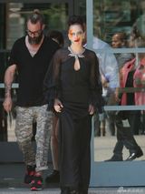 组图：LadyGaga中空秀八字奶 脸上涂鸦鬼魅十足