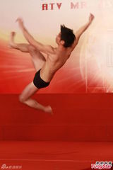 高清图：2012亚洲先生首次面试 泳裤示人奇招尽出