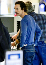 组图：马修-麦康纳拍新戏狂减重 骨瘦嶙峋现身机场