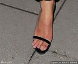 组图：凯特莫斯夫妇情侣装出街 黑衣乱发心情不佳