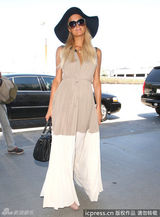 组图：帕丽斯赴上海捞金 为粉丝签名