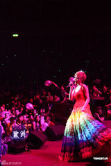 组图：容祖儿彩虹服装唱响伦敦 众人捧场激动而泣