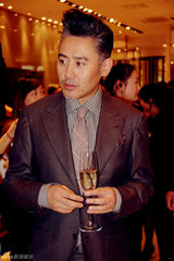 组图：“金鹰视帝”吴秀波绅士文艺范儿助阵品牌周年庆