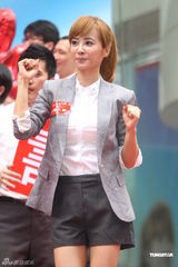 组图：蔡依林穿OL装大派自制蛋糕 扎马尾甜美亲和