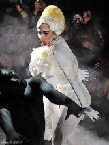 高清图：Lady Gaga日本演唱会 与肌肉男缠绵悱恻