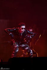 组图：Rain北京个唱劲歌热舞 湿身性感大秀中文