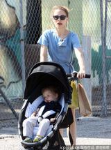 组图：娜塔丽-波特曼咬指甲扮萌 老公逗乐儿子