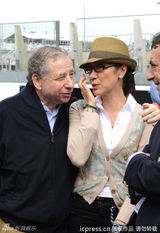 组图：杨紫琼与外籍未婚夫看耐力赛 被搂秀恩爱