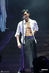 组图：张智霖个唱动情流泪 郭富城张柏芝助阵 