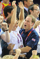 组图：威廉王子赛场笑拥爱妻 凯特小露蛮腰