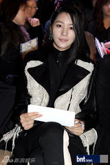 组图：裴素恩赵达焕等众星盛装出席时装展