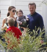 组图：小贝与好友结伴齐春游 变身奶爸享亲子乐