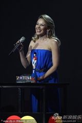 组图：凯莉-米洛蓝色抹胸裙露美背 颁奖拥抱阿黛尔