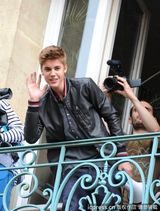 组图：比伯拿扩音喇叭开阳台演唱会