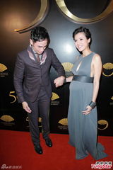 组图：陈豪夫妇亮相 陈茵媺挺大肚性感美丽