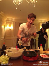 组图：张根硕中官创新模式 秘密制服照色诱粉丝