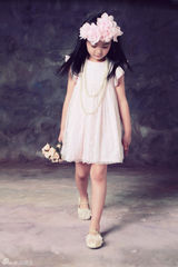 组图：童年小龙女演员超萌生活照 可爱似洋娃娃