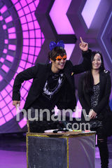 组图：金贤重录制《大本营》 搞怪卖萌惹粉丝尖叫