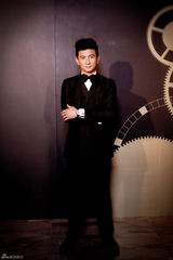 组图：吴奇隆领结装出席活动 显优雅与干练