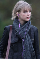 高清组图：泰勒-斯威夫特伦敦街拍皮衣搭配短裙