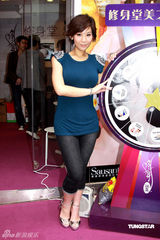 幻灯图：郑欣宜为修身店代言 减肥成功上围傲人