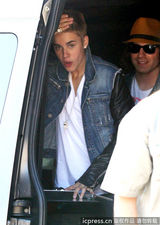 组图：比伯当街献唱谢歌迷 小天王自恋摸发