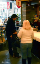 幻灯图集：茱莉和皮特带四个孩子郊游 享用午餐 