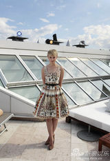 幻灯：《华尔街2》主创拍写真 拉博夫展成熟魅力