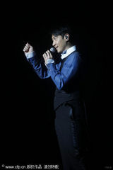 幻灯：黎明深圳激情开唱 手握绳索牵火辣女舞者