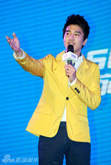 组图：赵又廷出席活动 黄色西装帅气阳光