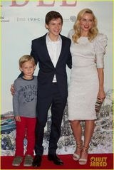 组图：娜奥米-沃茨红唇白裙亮相 优雅出席新片首映