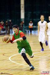 组图：萧敬腾一扫泼粪阴霾 展笑颜和学生打球