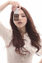 组图：董璇化身数码达人  封面女郎气质高贵