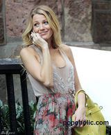 组图：布莱克-莱弗利碎花短裙俏丽动人