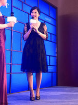 组图：钟楚红内地做代言 深V镂空蕾丝黑裙显优雅