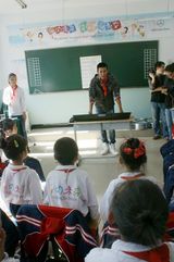 高清图：陆毅做星愿使者做公益 希望小学为孩子献唱