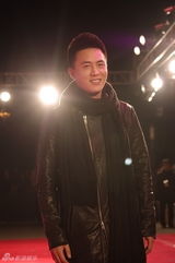 组图：杜淳出席时尚活动 黑色皮衣显劲酷硬朗