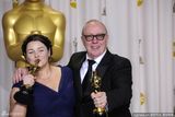 高清组图：奥斯卡后台获奖众星举金人光彩照人