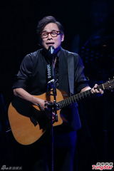 组图：罗大佑登台献唱经典 歌迷如痴如醉