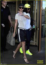 组图：蕾哈娜透视装坦胸露点 性感装束博眼球