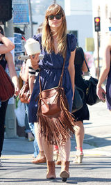 高清图：奥利维亚-王尔德街拍 波点裙搭流苏包