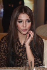 组图：李毓芬代言线上游戏 穿爆乳马甲大秀性感