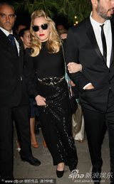 组图：麦当娜黑超黑裙尽展大姐大酷 助阵女性电影奖