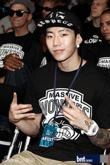 组图：朴宰范出席韩国街舞大赛记者招待会