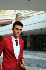 组图：王凯曝红色主题街拍 时尚风致敬卓别林