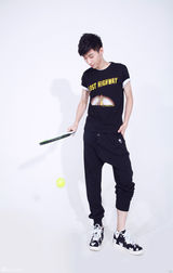 组图：王博文最新写真曝光 大展运动范儿