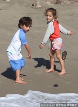 组图：洛佩兹海滩放松心情 一家其乐融融玩耍显童真