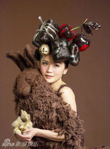 组图：阿Sa(蔡卓妍)穿巧克力兔子装 假发缠绕巨大头套