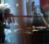 组图：张柏芝携儿子吃自助餐 Lucas自己动手烤肉